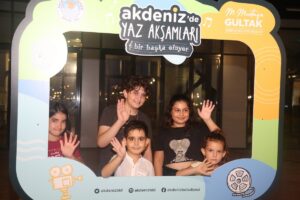 Akdeniz’de hem konser hem sinema keyfi