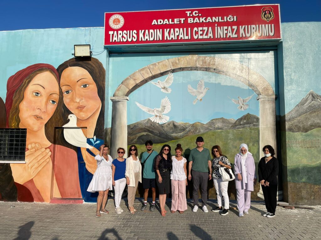 Cezaevinin duvarları renklendi