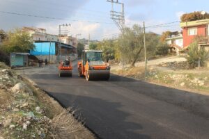 Mersin Büyükşehir’den Parmakkurdu’nda yol yenileme çalışması