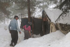 Karda mahsur kalan Yörük ailenin yolu açıldı
