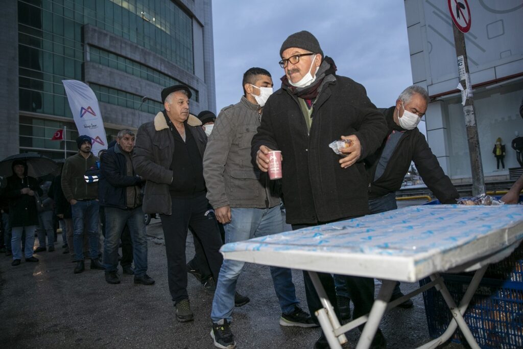 Adliye önünde 1350 kişilik çorba ikramı