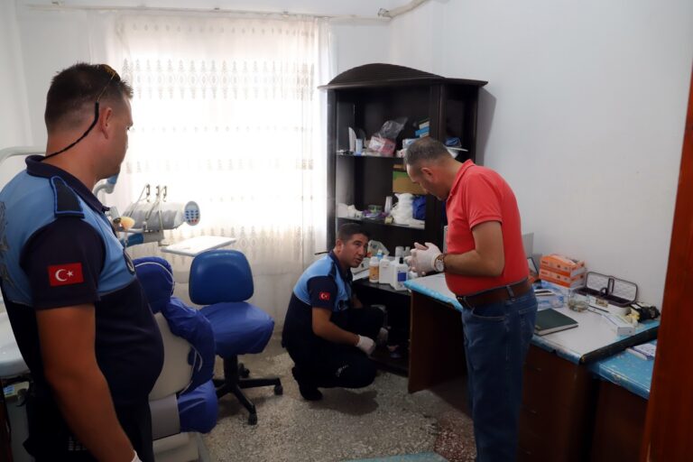 Akdeniz zabıtası, ruhsatsız diş kliniğini mühürledi