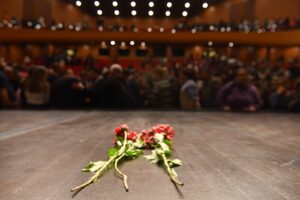 Tiyatrocuların anısına sahneye karanfil bırakıldı