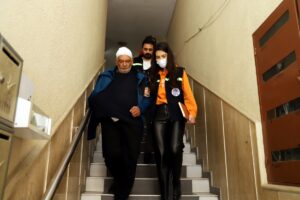 Akdeniz Belediyesi, tedavisi süren depremzede vatandaşları hastanelere ulaştırıyor