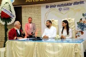Başkan Gültak, Hatay’dan gelen depremzede çiftlerin nikâhını kıydı